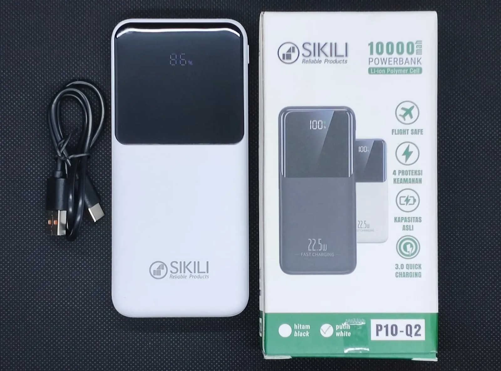 Power bank Sikili P10-Q2 warna putih dengan layar digital, kabel, dan kotak kemasan