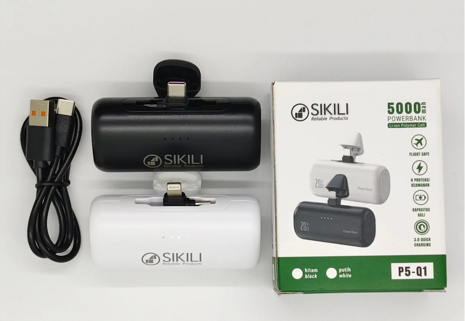 Power bank mini Sikili P5-Q1 hitam dan putih dengan konektor menyatu dan kotak kemasan